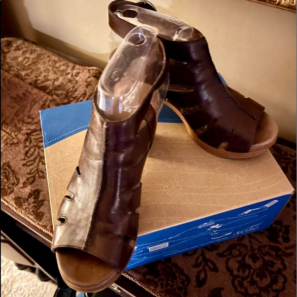 Dansko Teak Brown Leather Peep Toe Block Heel Fun & Flirty Demetra Sandals